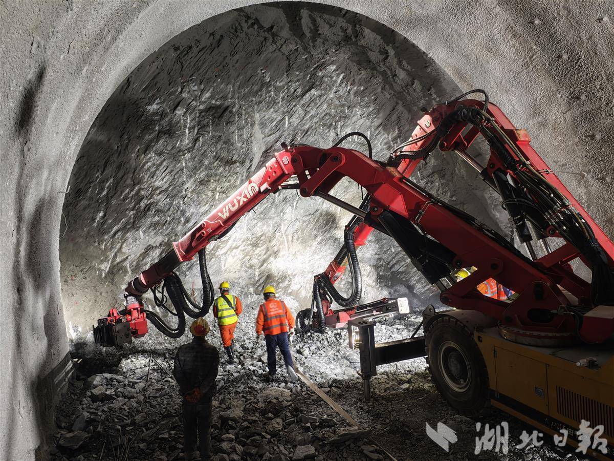 湖北在建最长公路隧道掘进突破4000米