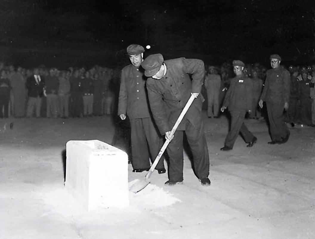 为什么毛主席不允许英雄纪念碑碑文中,提及“中国共产党”?