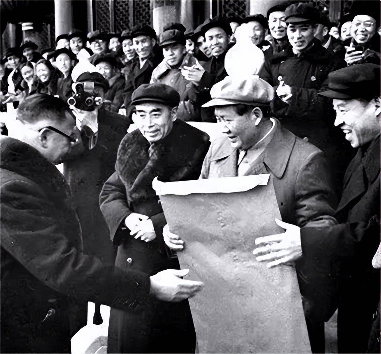 为什么毛主席不允许英雄纪念碑碑文中,提及“中国共产党”?