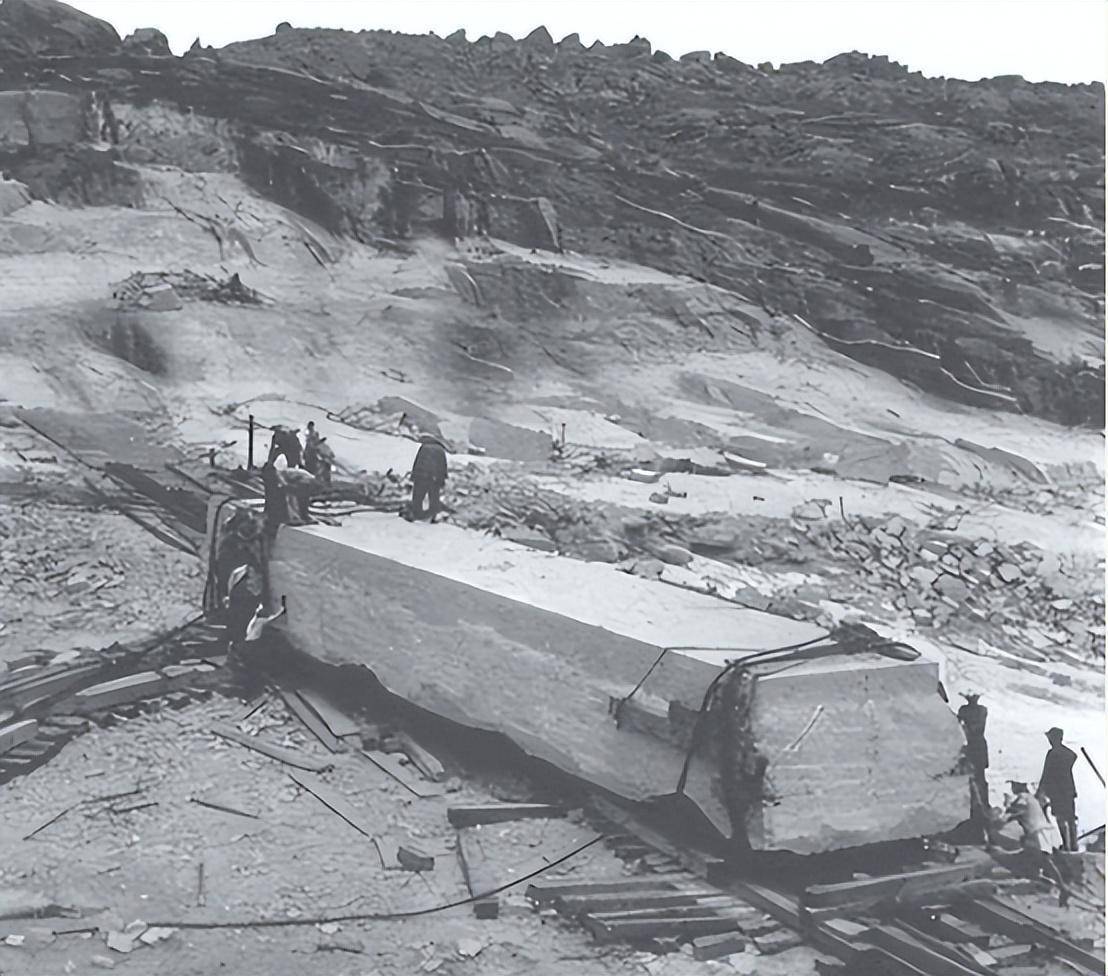 为什么毛主席不允许英雄纪念碑碑文中,提及“中国共产党”?