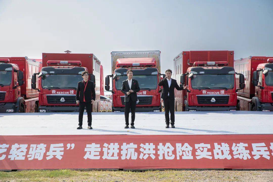 “红色文艺轻骑兵”走进石首抗洪抢险实战练兵场