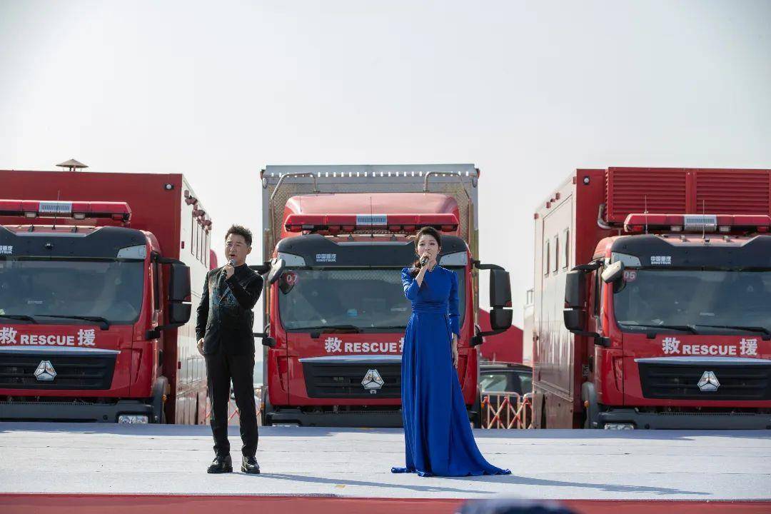 “红色文艺轻骑兵”走进石首抗洪抢险实战练兵场