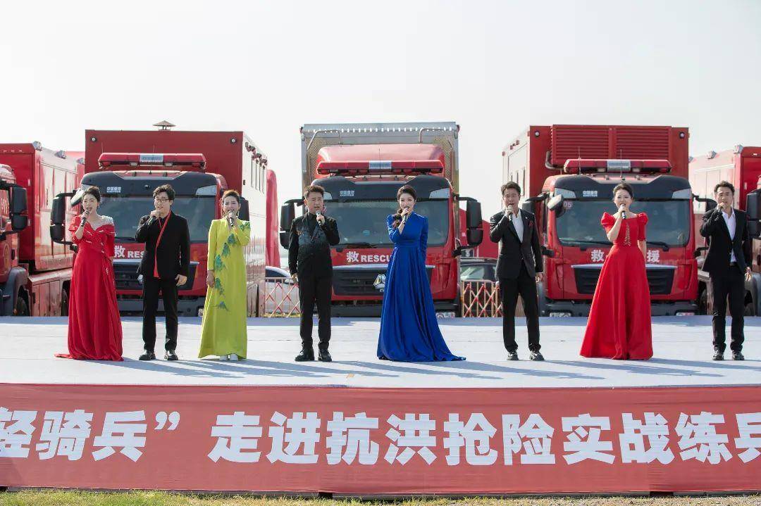 “红色文艺轻骑兵”走进石首抗洪抢险实战练兵场