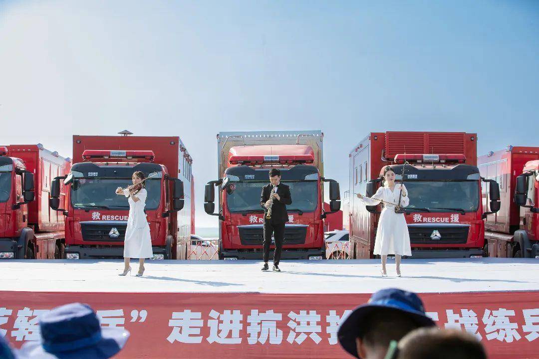 “红色文艺轻骑兵”走进石首抗洪抢险实战练兵场