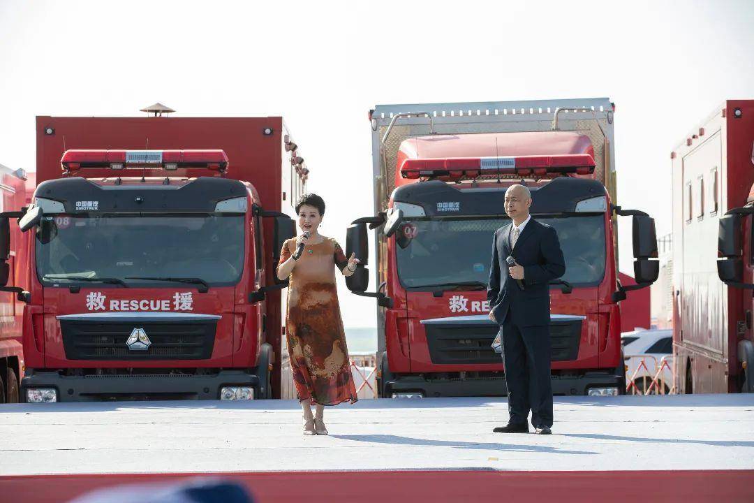 “红色文艺轻骑兵”走进石首抗洪抢险实战练兵场