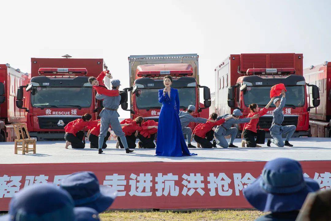 “红色文艺轻骑兵”走进石首抗洪抢险实战练兵场