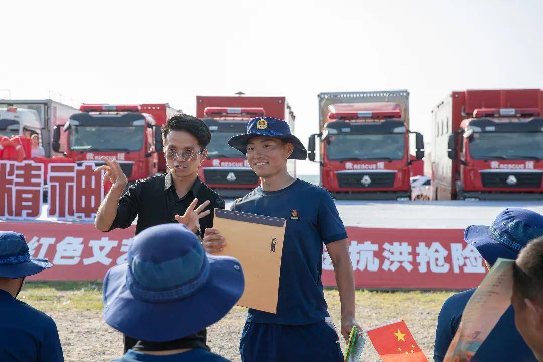 “红色文艺轻骑兵”走进石首抗洪抢险实战练兵场