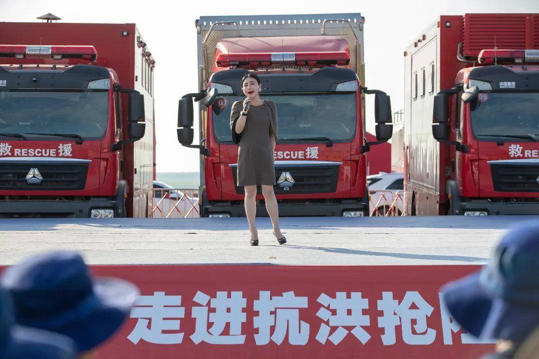 “红色文艺轻骑兵”走进石首抗洪抢险实战练兵场