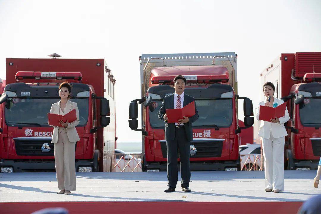 “红色文艺轻骑兵”走进石首抗洪抢险实战练兵场