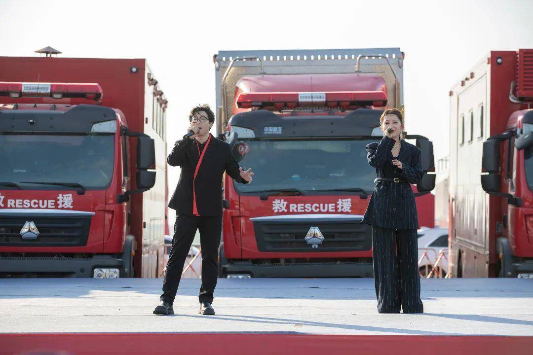 “红色文艺轻骑兵”走进石首抗洪抢险实战练兵场