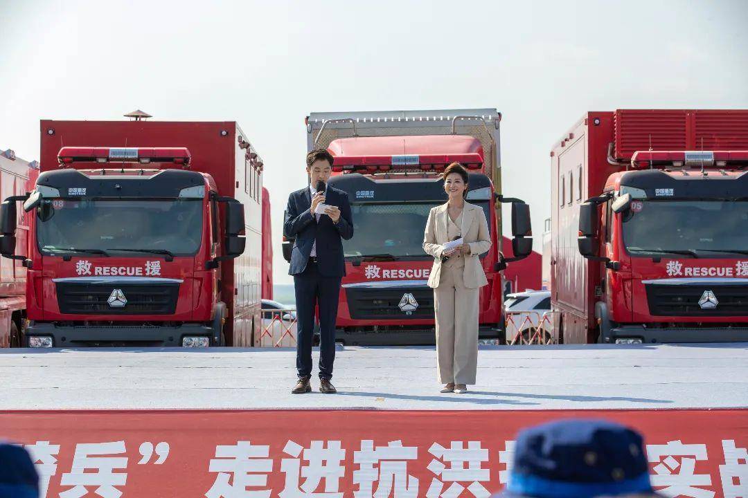 “红色文艺轻骑兵”走进石首抗洪抢险实战练兵场