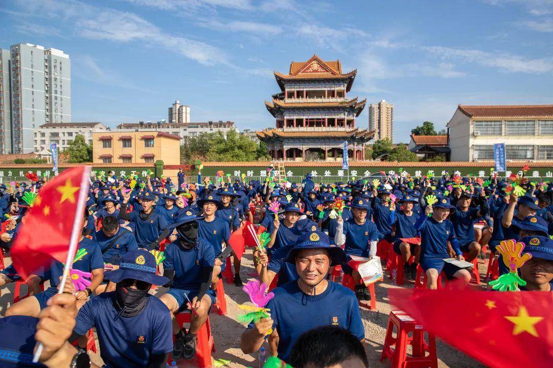 “红色文艺轻骑兵”走进石首抗洪抢险实战练兵场