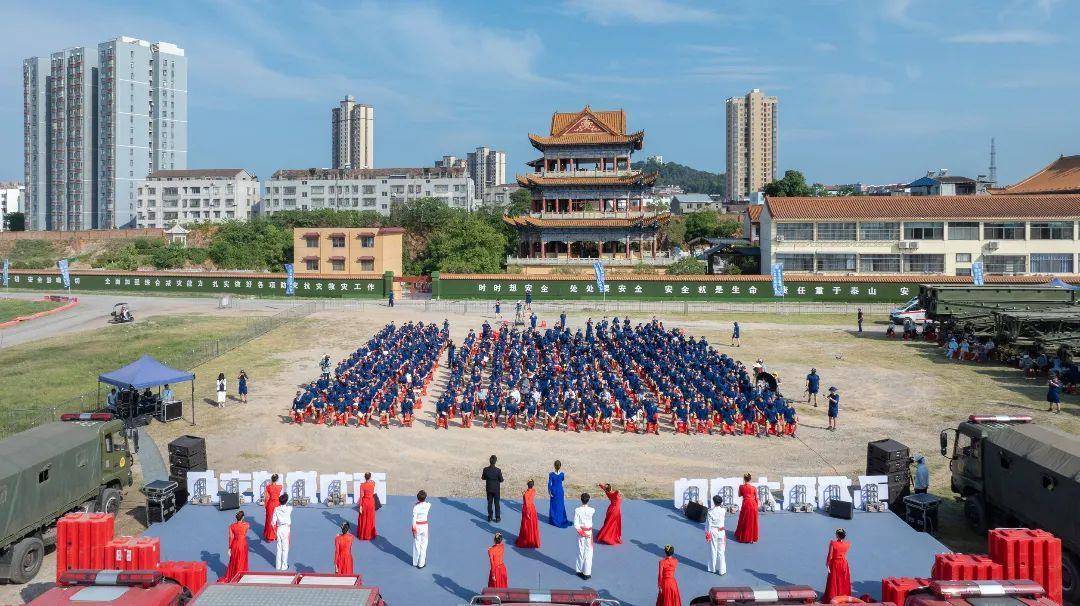“红色文艺轻骑兵”走进石首抗洪抢险实战练兵场