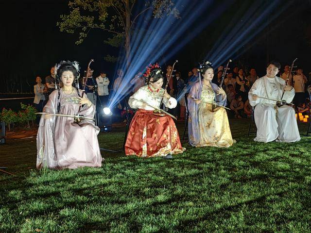 今晚平顶山⑭｜白龟湖畔·草坪音乐会何以火爆平顶山