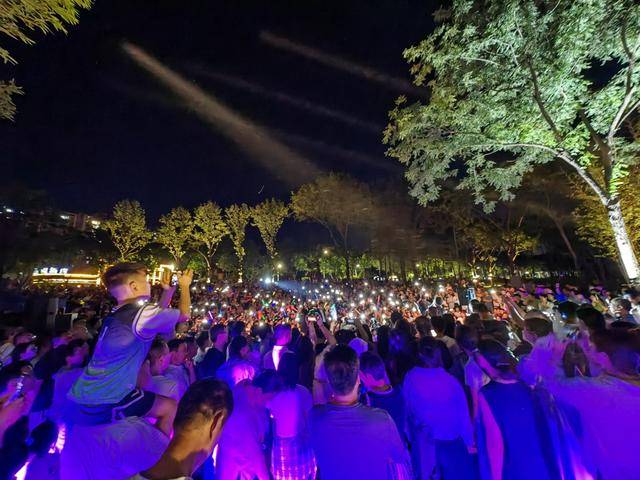 今晚平顶山⑭｜白龟湖畔·草坪音乐会何以火爆平顶山