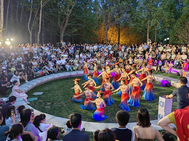 今晚平顶山⑭｜白龟湖畔·草坪音乐会何以火爆平顶山