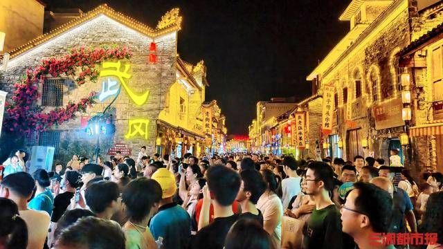 武冈开启“银票穿越夜”，西直街变身“湘版大唐不夜城”