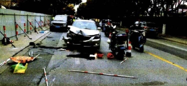 上海一男子开车时找手机,撞飞道路维修人员,获刑两年十个月,缓刑三年