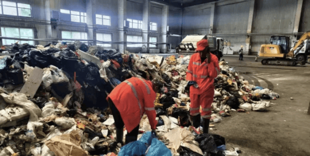 大同环卫工翻8吨垃圾找手表,当事人系深圳宝安法院工作人员?假!