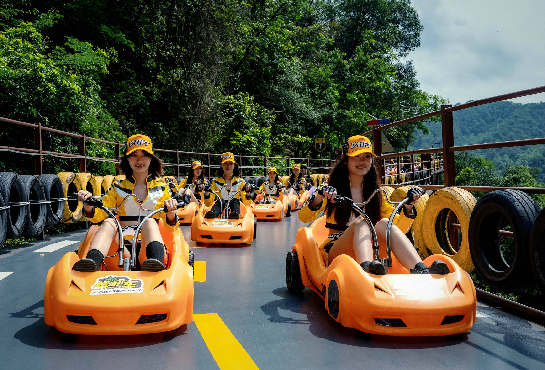 虚拟照进现实!QQ飞车驶入清远古龙峡