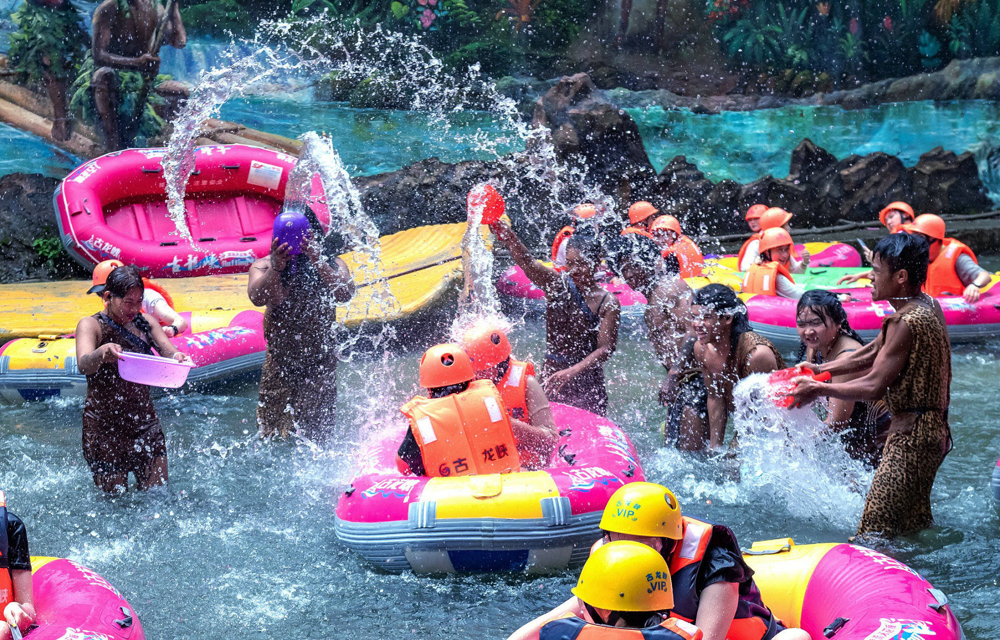 虚拟照进现实!QQ飞车驶入清远古龙峡