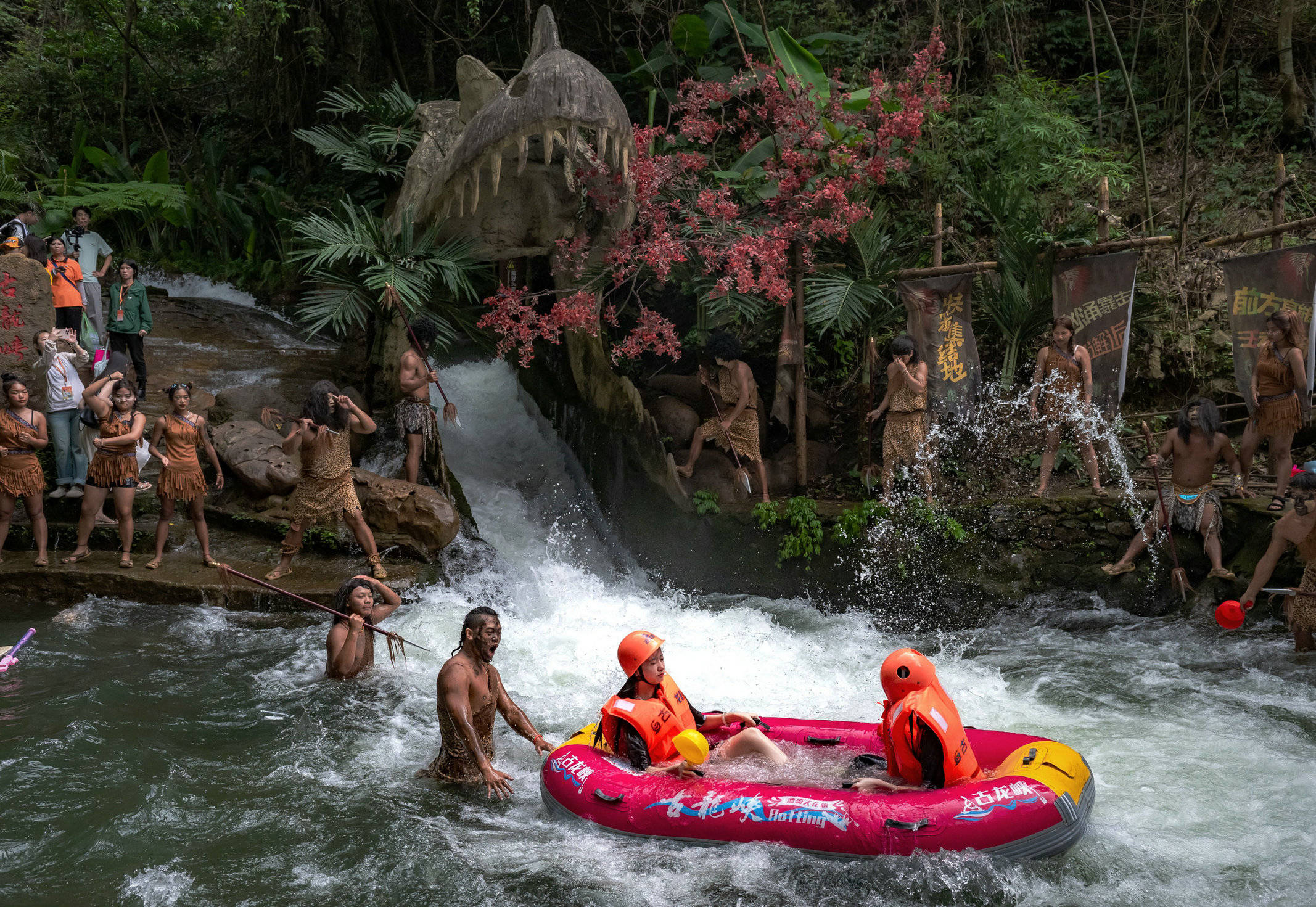 虚拟照进现实!QQ飞车驶入清远古龙峡