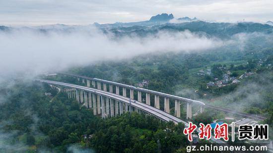 贵州大方：高铁飞驰水墨山河