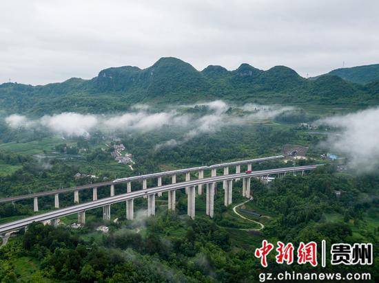 贵州大方：高铁飞驰水墨山河