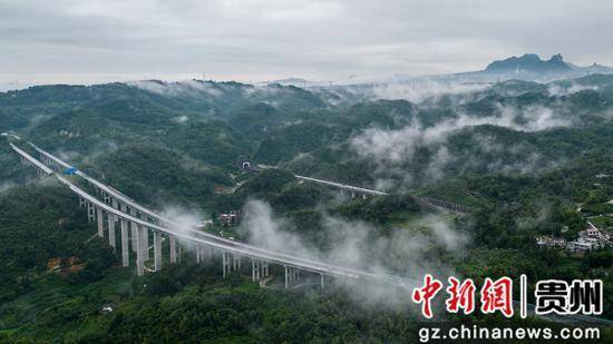 贵州大方：高铁飞驰水墨山河