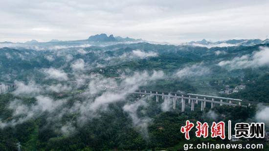 贵州大方：高铁飞驰水墨山河