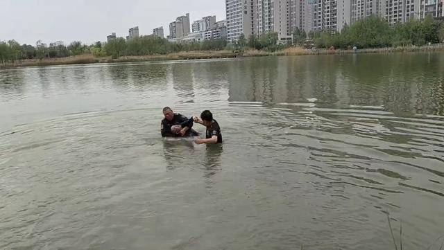 飞驰救援落水者