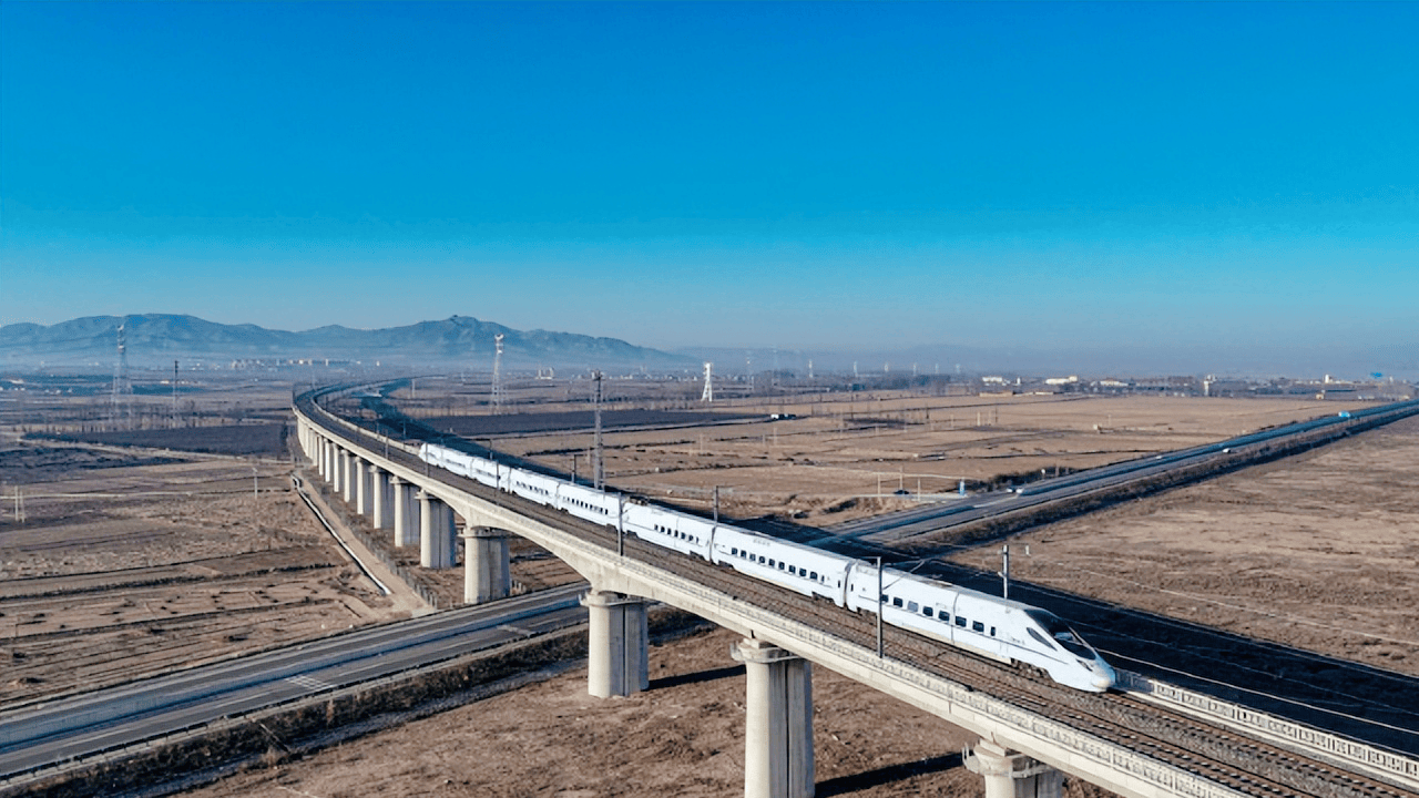中国高铁飞驰全国!进入山东为何减速?