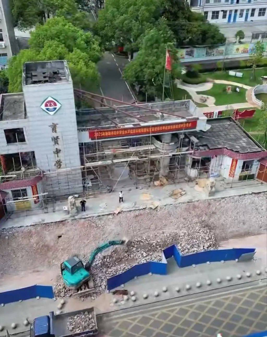 花上百万修校门却不修宿舍？县教育局回应