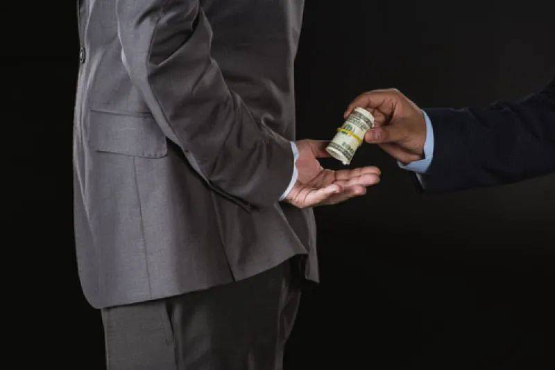 教育局副局长索贿炒股，听信“内幕消息”巨亏逾60％