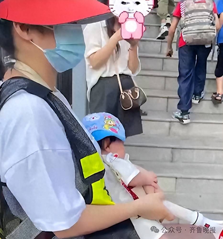 “家长抱婴儿站护学岗”,当地教育局通报