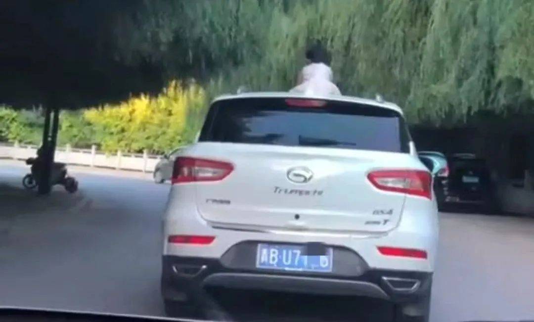 惊险!青海一女童竟端坐在行驶中的轿车车顶!