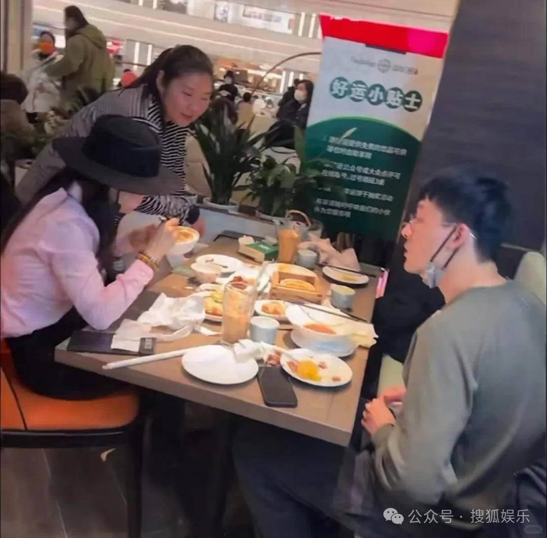 离婚三年又被拍到亲密逛超市，他俩这是纯带娃还是真复合了？