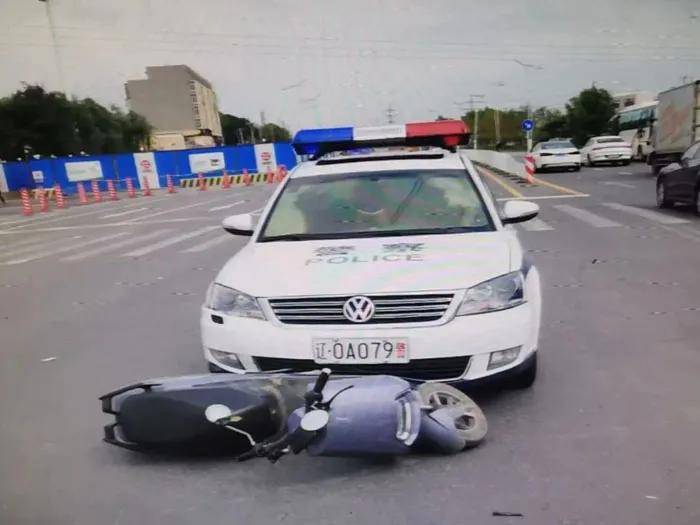 澳大利亚人抗议在车上贴中国八一军徽！吓得还以为是中国来抓他的