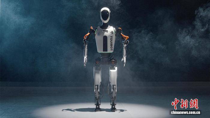 人形机器人“凌枢”在合肥发布 可实现跨场景集群作业