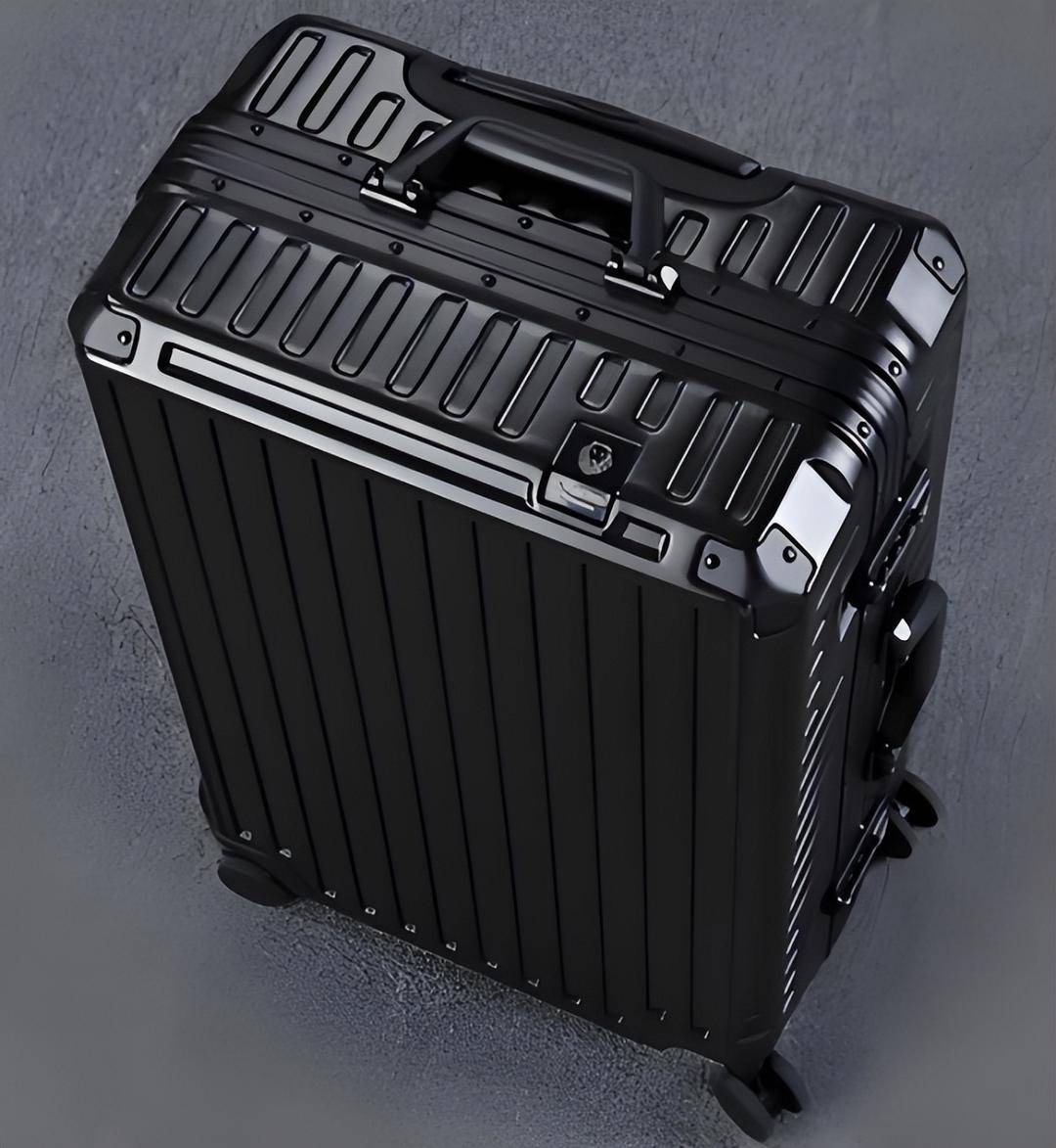 姑娘坐高铁行李箱被人拿走，里面有价值10万元的黄金珠宝！民警通过贴纸上的“LT4302”找到