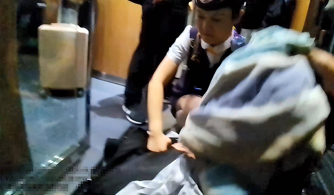 姑娘坐高铁行李箱被人拿走，里面有价值10万元的黄金珠宝！民警通过贴纸上的“LT4302”找到