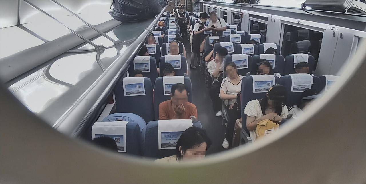 姑娘坐高铁行李箱被人拿走，里面有价值10万元的黄金珠宝！民警通过贴纸上的“LT4302”找到