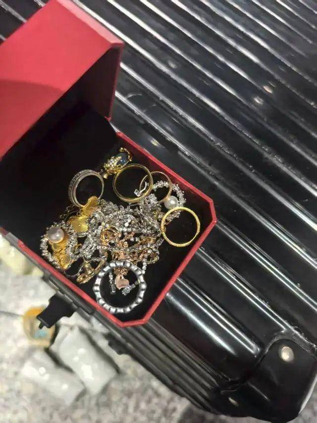 姑娘坐高铁行李箱被人拿走，里面有价值10万元的黄金珠宝！民警通过贴纸上的“LT4302”找到