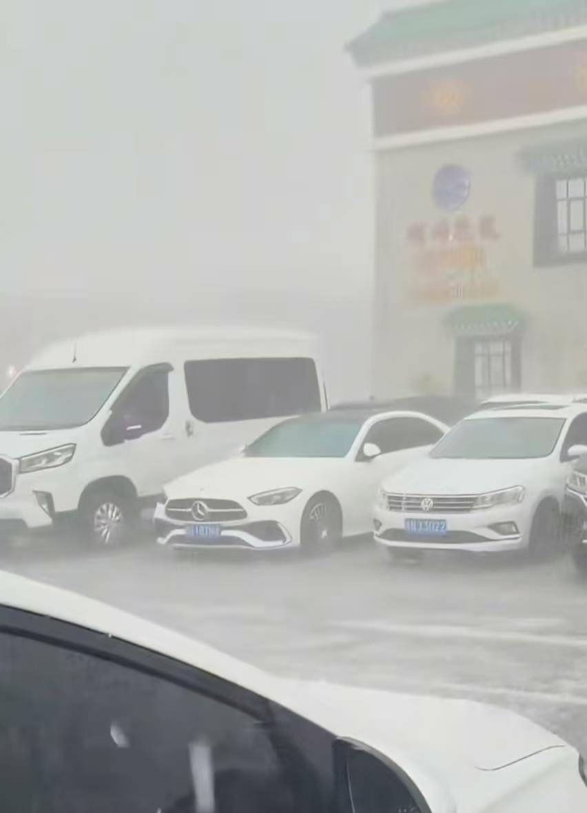 甘肃夏河县遭遇冰雹袭击：有游客称持续大半个小时，当地人称“十年不遇”