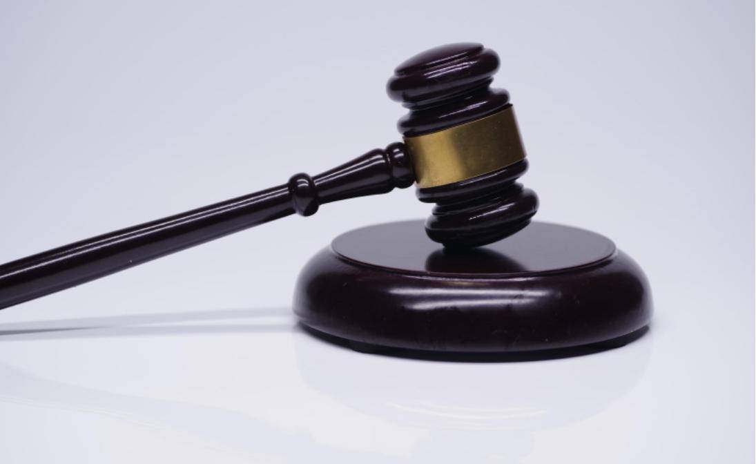 男子上班期间请假离开，8小时后被发现在路口酒精中毒失温身亡，家属索赔50万被驳回