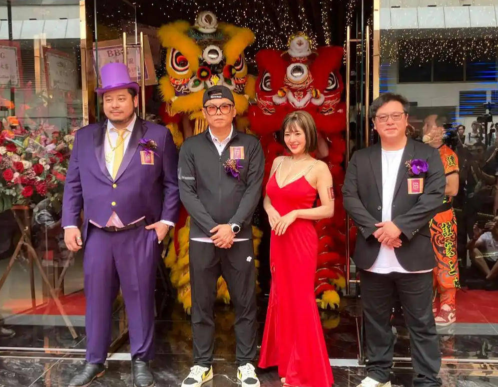 44岁苍井空惊艳亮相香港娱乐场所开幕式，超深V礼服尽显魅力