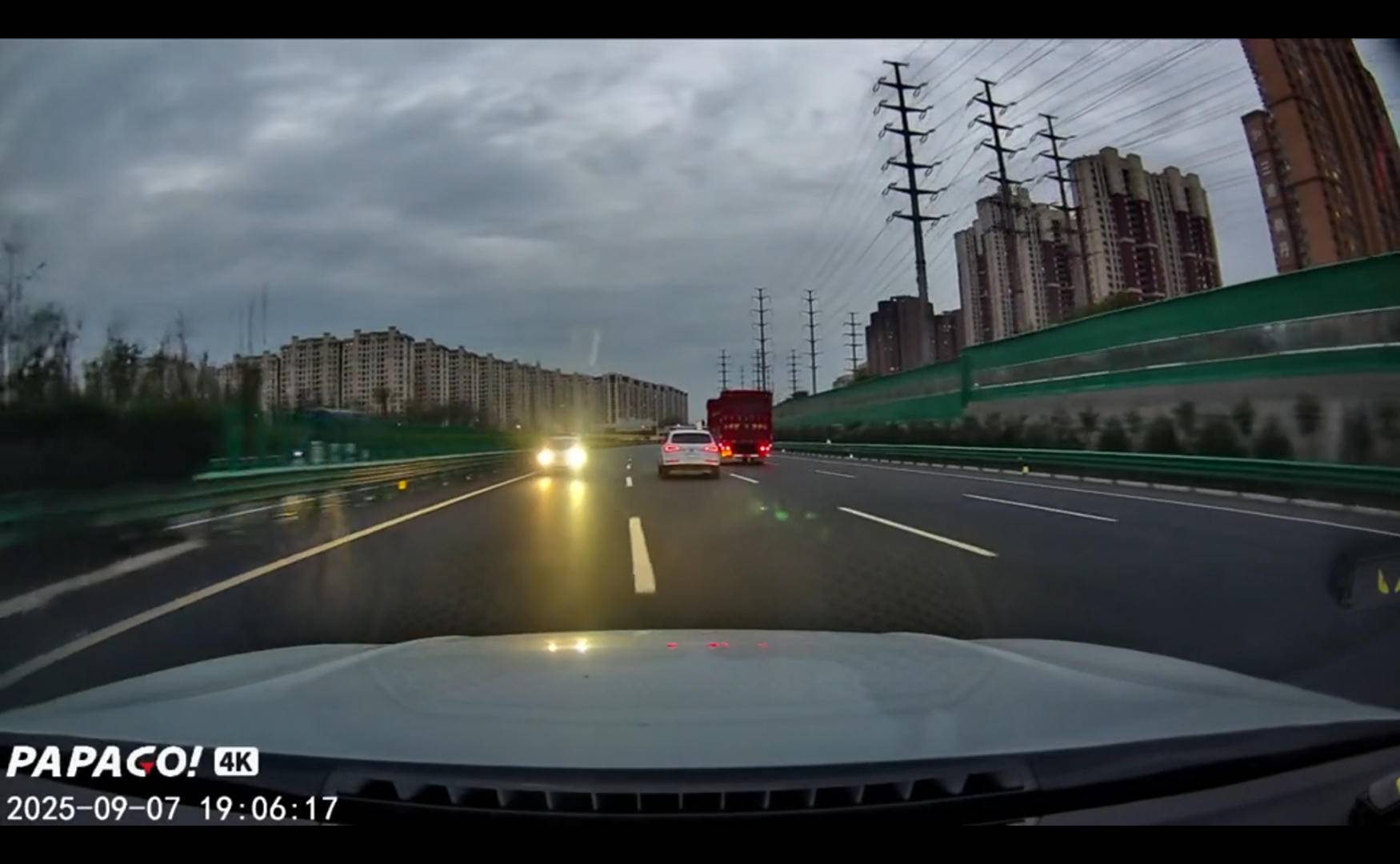 一男子在包茂高速驾车逆行,西安相关部门:其走错路逆行,返家途中遇车祸正在医治