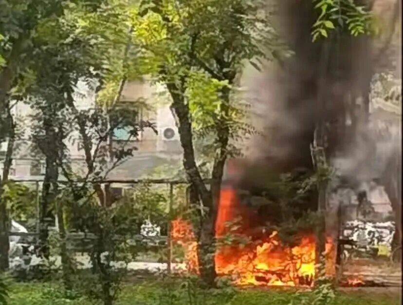 北京一小区电动车充电棚起火！消防车赶到，发现消防通道完全被堵……