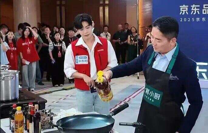 刘强东直播炒菜，称“像贾国龙第一次炒菜一样紧张，像罗永浩第一次说脱口秀一样紧张”