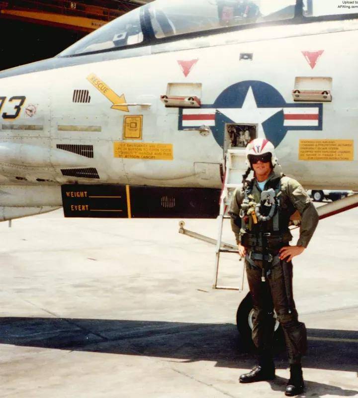 央视曝光！歼-35A改用内置登机梯，和F-35的一模一样？